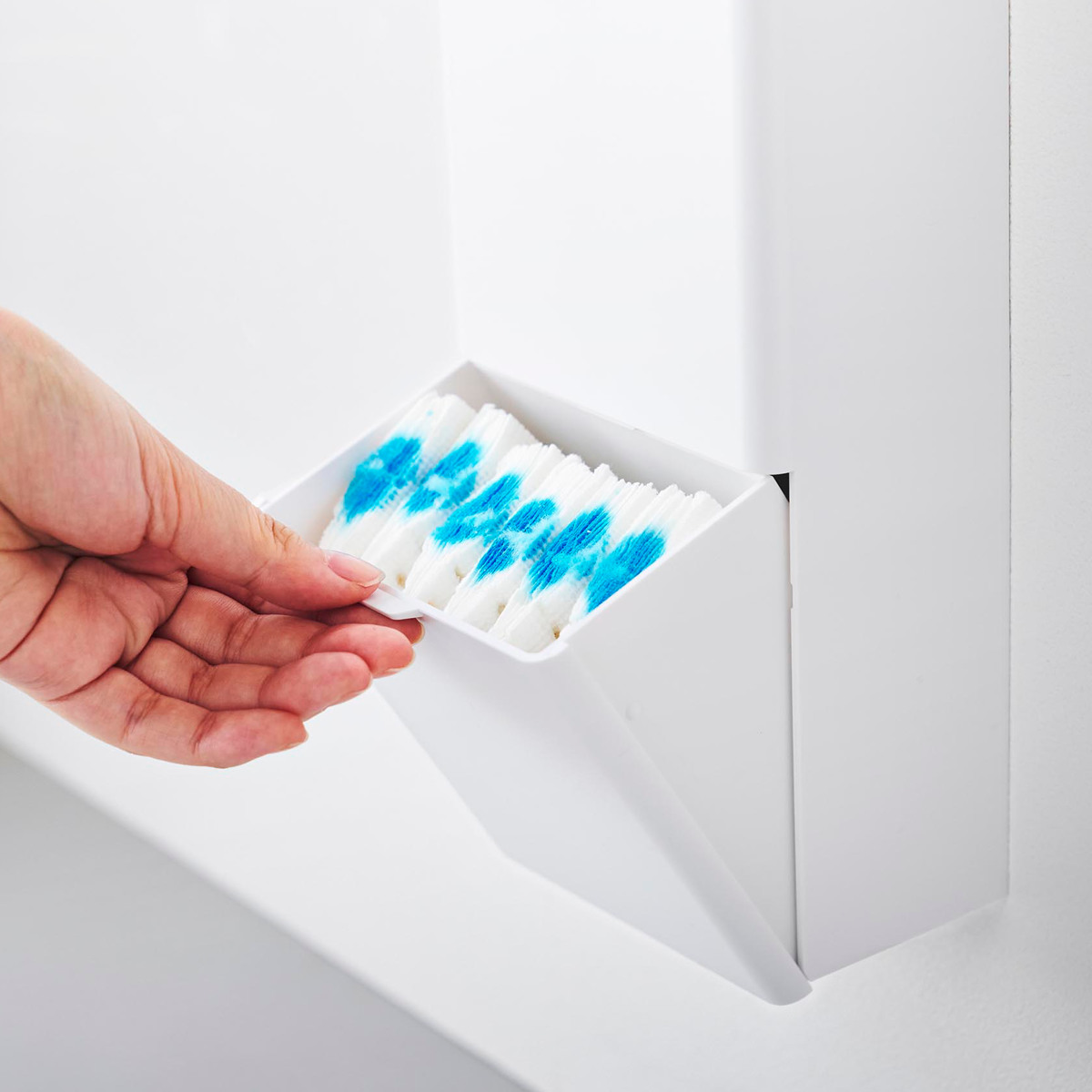 山崎実業 Plate ウォール替えブラシ収納付き流せるトイレブラシホルダー プレート 石こうボード壁対応 ホワイト ( 4903208100328 プレートシリーズ ブラシ収納付き 石こうボード壁 替えブラシ収納付き ブラシホルダー )