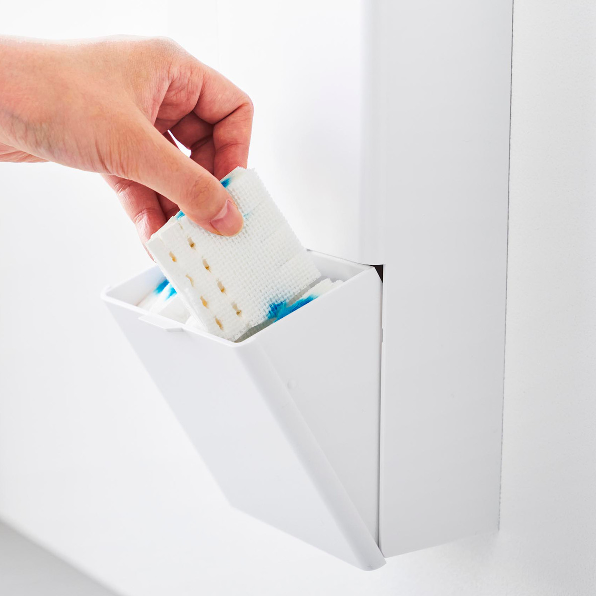 山崎実業 Plate ウォール替えブラシ収納付き流せるトイレブラシホルダー プレート 石こうボード壁対応 ホワイト ( 4903208100328 プレートシリーズ ブラシ収納付き 石こうボード壁 替えブラシ収納付き ブラシホルダー )