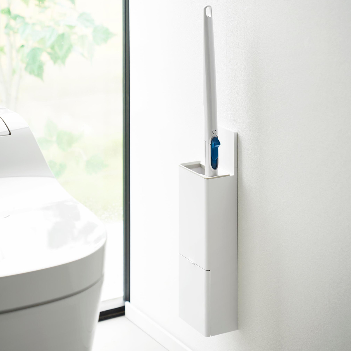 山崎実業 Plate ウォール替えブラシ収納付き流せるトイレブラシホルダー プレート 石こうボード壁対応 ホワイト ( 4903208100328 プレートシリーズ ブラシ収納付き 石こうボード壁 替えブラシ収納付き ブラシホルダー )