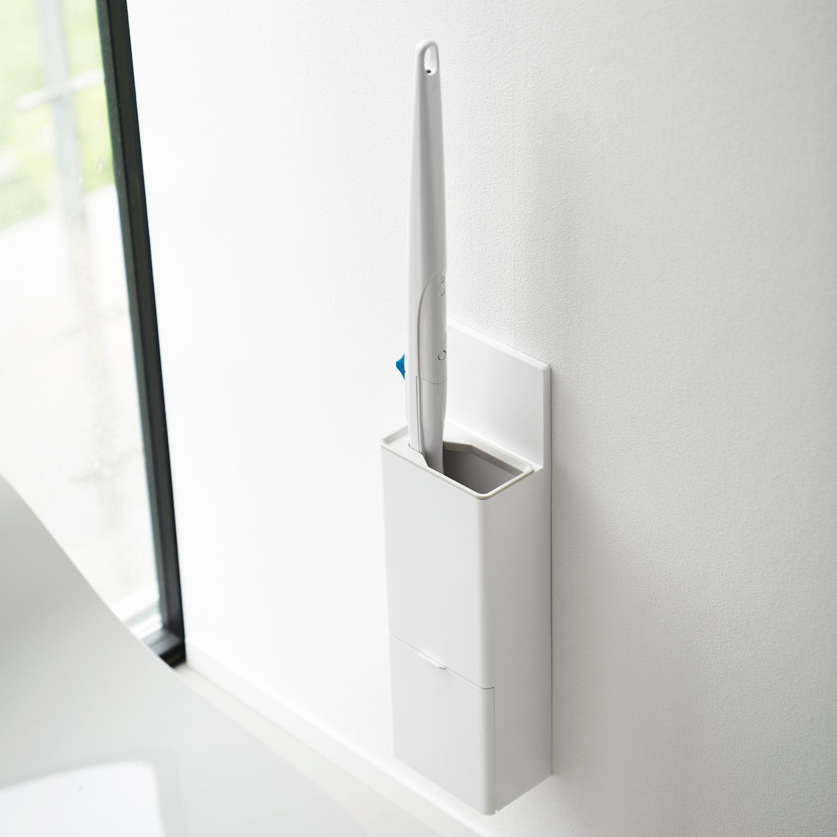 山崎実業 Plate ウォール替えブラシ収納付き流せるトイレブラシホルダー プレート 石こうボード壁対応 ホワイト ( 4903208100328 プレートシリーズ ブラシ収納付き 石こうボード壁 替えブラシ収納付き ブラシホルダー )