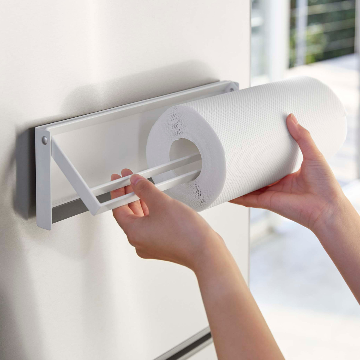 山崎実業 Plate 片手でカットマグネットキッチンペーパーホルダー プレート ( 4903208049436 プレートシリーズ マグネットキッチンペーパーホルダー 片手でカット 磁石 冷蔵庫 収納 マグネット 壁面収納 キッチンペーパーホルダー )