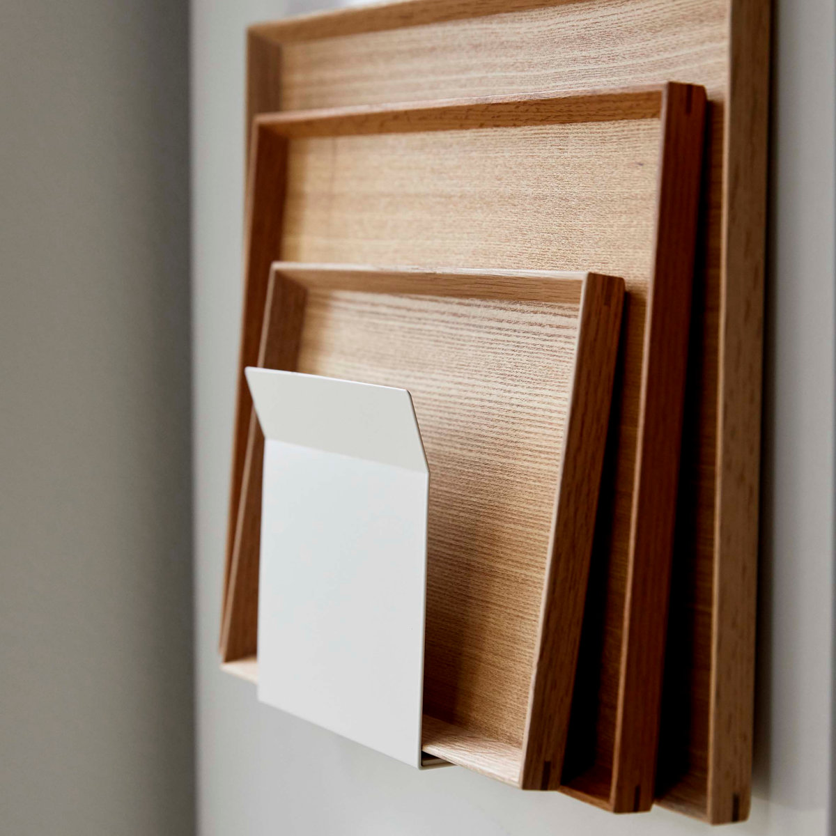 山崎実業 Plate マグネットトレーホルダー プレート ( 4903208050265 プレートシリーズ トレーホルダー 磁石 キッチンフック トレー お盆 マグネット ホルダー 冷蔵庫 冷蔵庫収納 壁面収納 キッチン 収納 冷蔵庫横 スタンド )