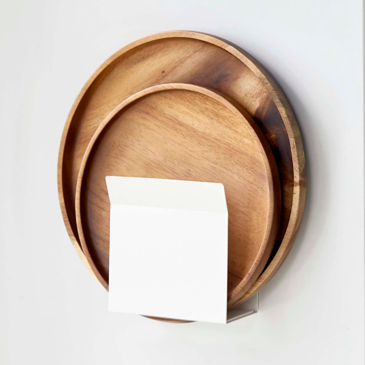 山崎実業 Plate マグネットトレーホルダー プレート ( 4903208050265 プレートシリーズ トレーホルダー 磁石 キッチンフック トレー お盆 マグネット ホルダー 冷蔵庫 冷蔵庫収納 壁面収納 キッチン 収納 冷蔵庫横 スタンド )