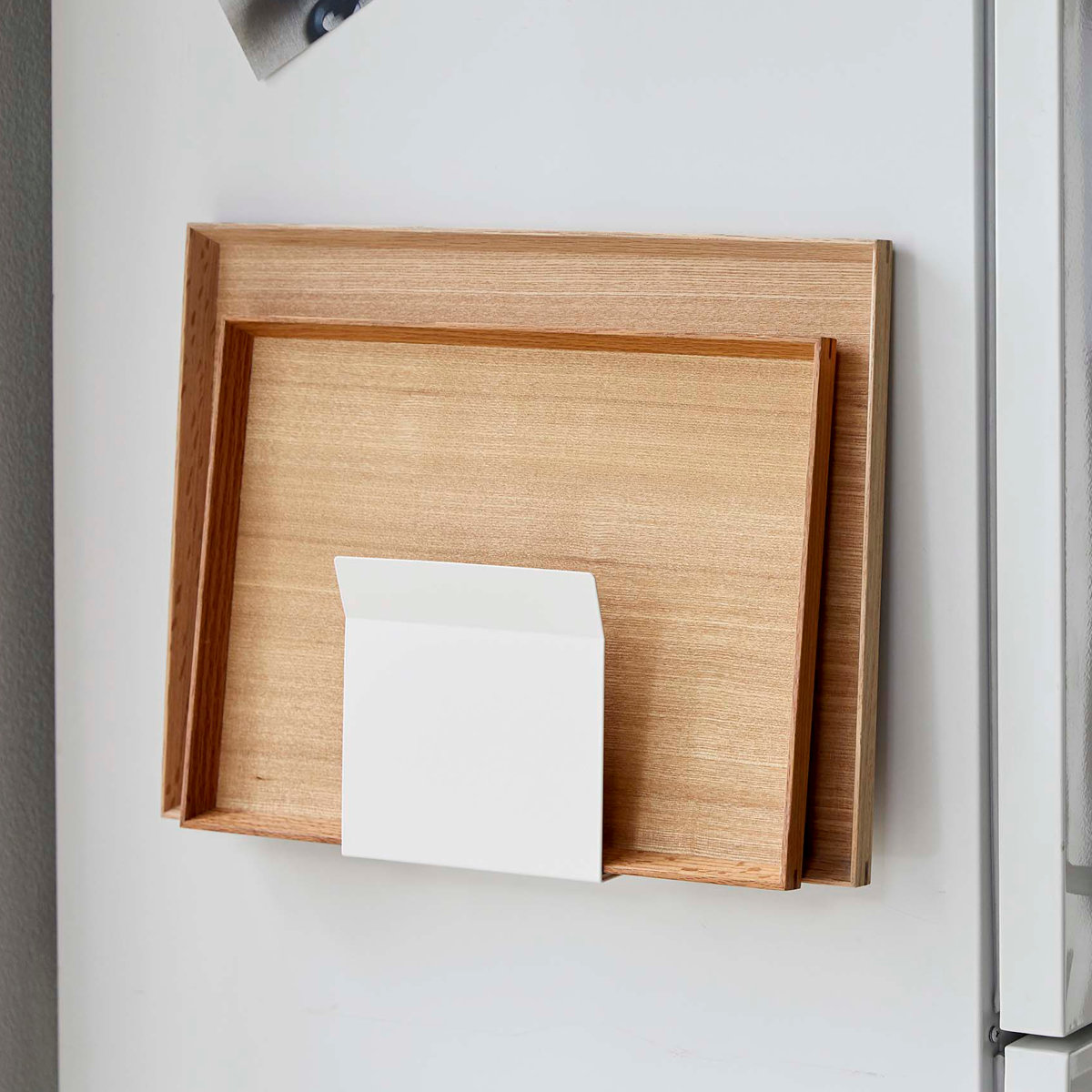 山崎実業 Plate マグネットトレーホルダー プレート ( 4903208050265 プレートシリーズ トレーホルダー 磁石 キッチンフック トレー お盆 マグネット ホルダー 冷蔵庫 冷蔵庫収納 壁面収納 キッチン 収納 冷蔵庫横 スタンド )