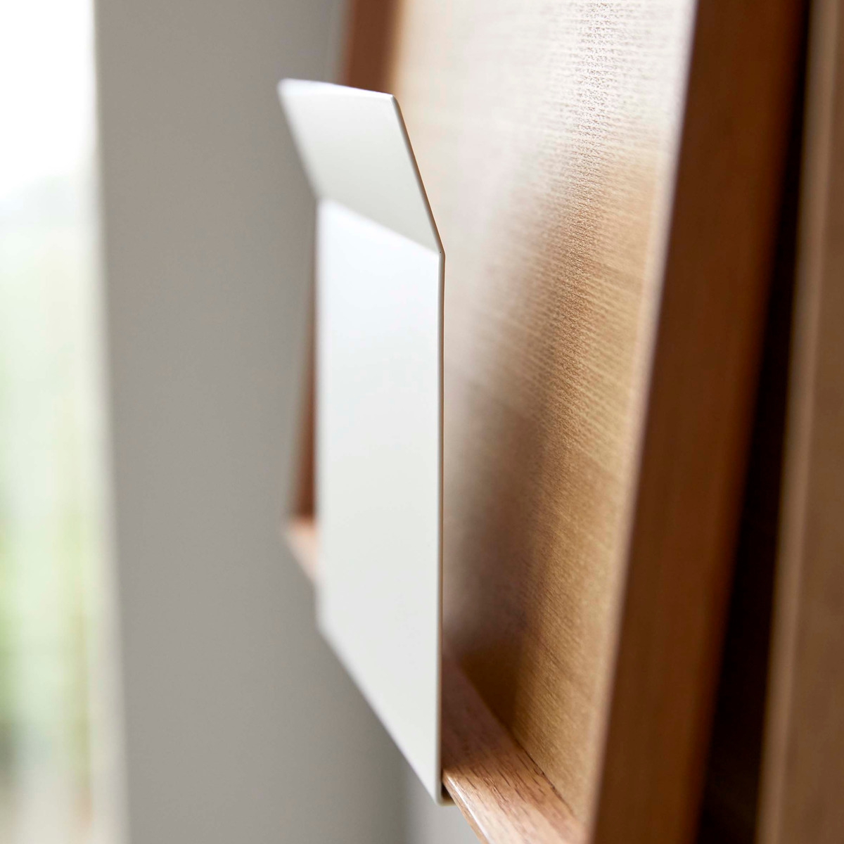 山崎実業 Plate マグネットトレーホルダー プレート ( 4903208050265 プレートシリーズ トレーホルダー 磁石 キッチンフック トレー お盆 マグネット ホルダー 冷蔵庫 冷蔵庫収納 壁面収納 キッチン 収納 冷蔵庫横 スタンド )