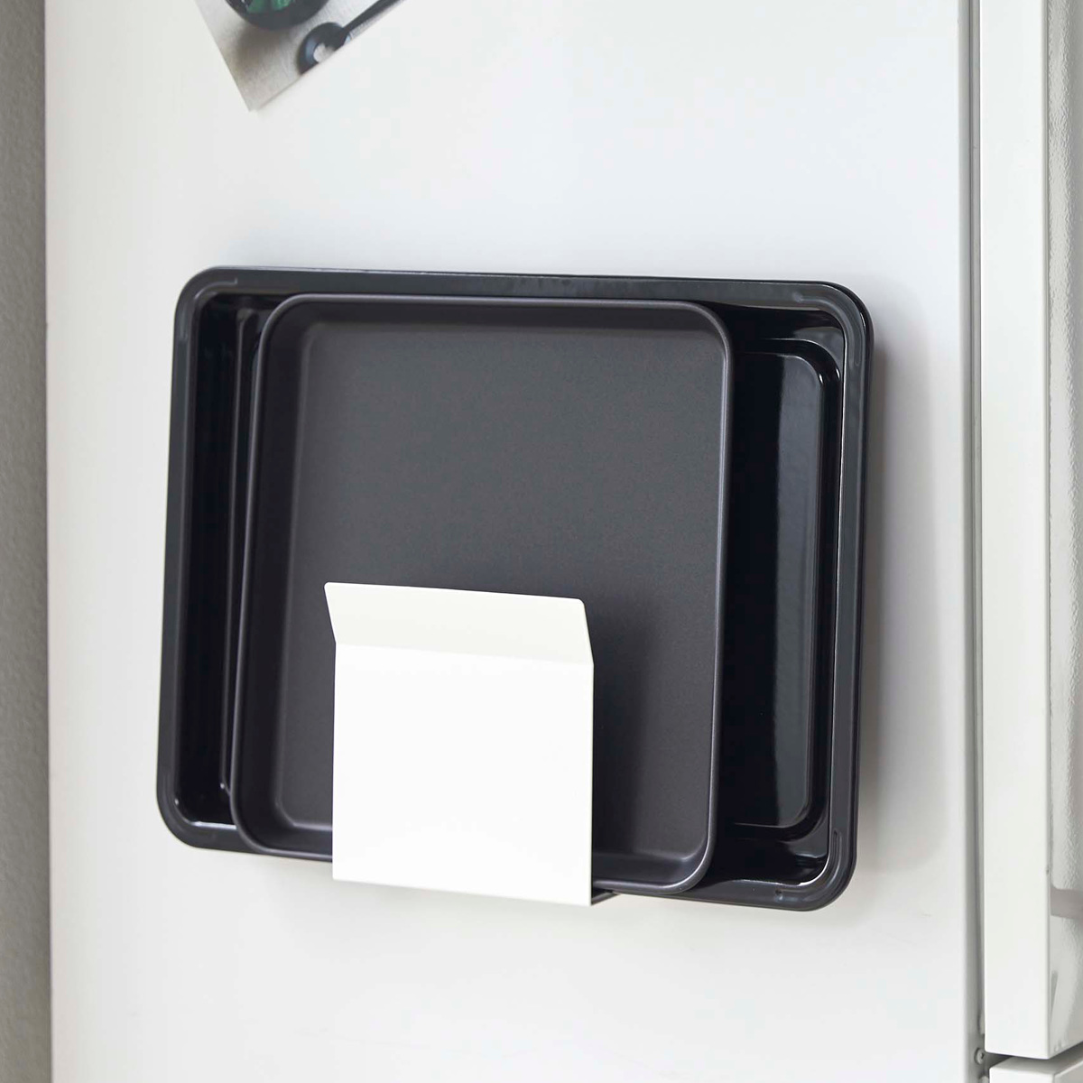 山崎実業 Plate マグネットトレーホルダー プレート ( 4903208050265 プレートシリーズ トレーホルダー 磁石 キッチンフック トレー お盆 マグネット ホルダー 冷蔵庫 冷蔵庫収納 壁面収納 キッチン 収納 冷蔵庫横 スタンド )