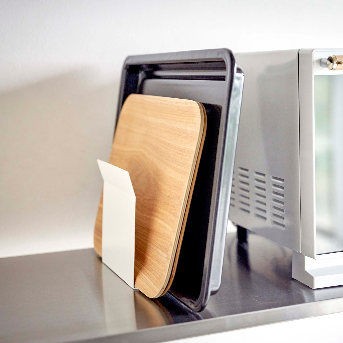 山崎実業 Plate マグネットトレーホルダー プレート ( 4903208050265 プレートシリーズ トレーホルダー 磁石 キッチンフック トレー お盆 マグネット ホルダー 冷蔵庫 冷蔵庫収納 壁面収納 キッチン 収納 冷蔵庫横 スタンド )