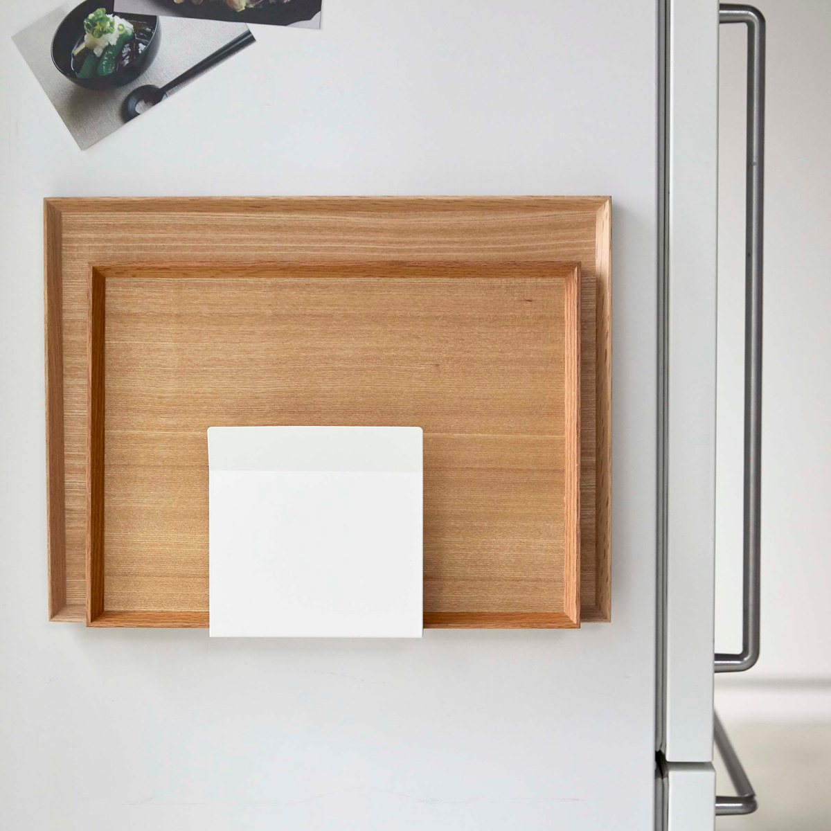 山崎実業 Plate マグネットトレーホルダー プレート ( 4903208050265 プレートシリーズ トレーホルダー 磁石 キッチンフック トレー お盆 マグネット ホルダー 冷蔵庫 冷蔵庫収納 壁面収納 キッチン 収納 冷蔵庫横 スタンド )