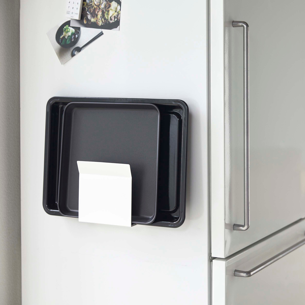 山崎実業 Plate マグネットトレーホルダー プレート ( 4903208050265 プレートシリーズ トレーホルダー 磁石 キッチンフック トレー お盆 マグネット ホルダー 冷蔵庫 冷蔵庫収納 壁面収納 キッチン 収納 冷蔵庫横 スタンド )