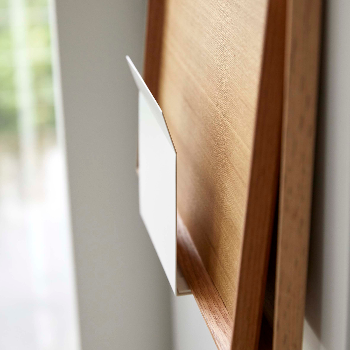 山崎実業 Plate マグネットトレーホルダー プレート ( 4903208050265 プレートシリーズ トレーホルダー 磁石 キッチンフック トレー お盆 マグネット ホルダー 冷蔵庫 冷蔵庫収納 壁面収納 キッチン 収納 冷蔵庫横 スタンド )