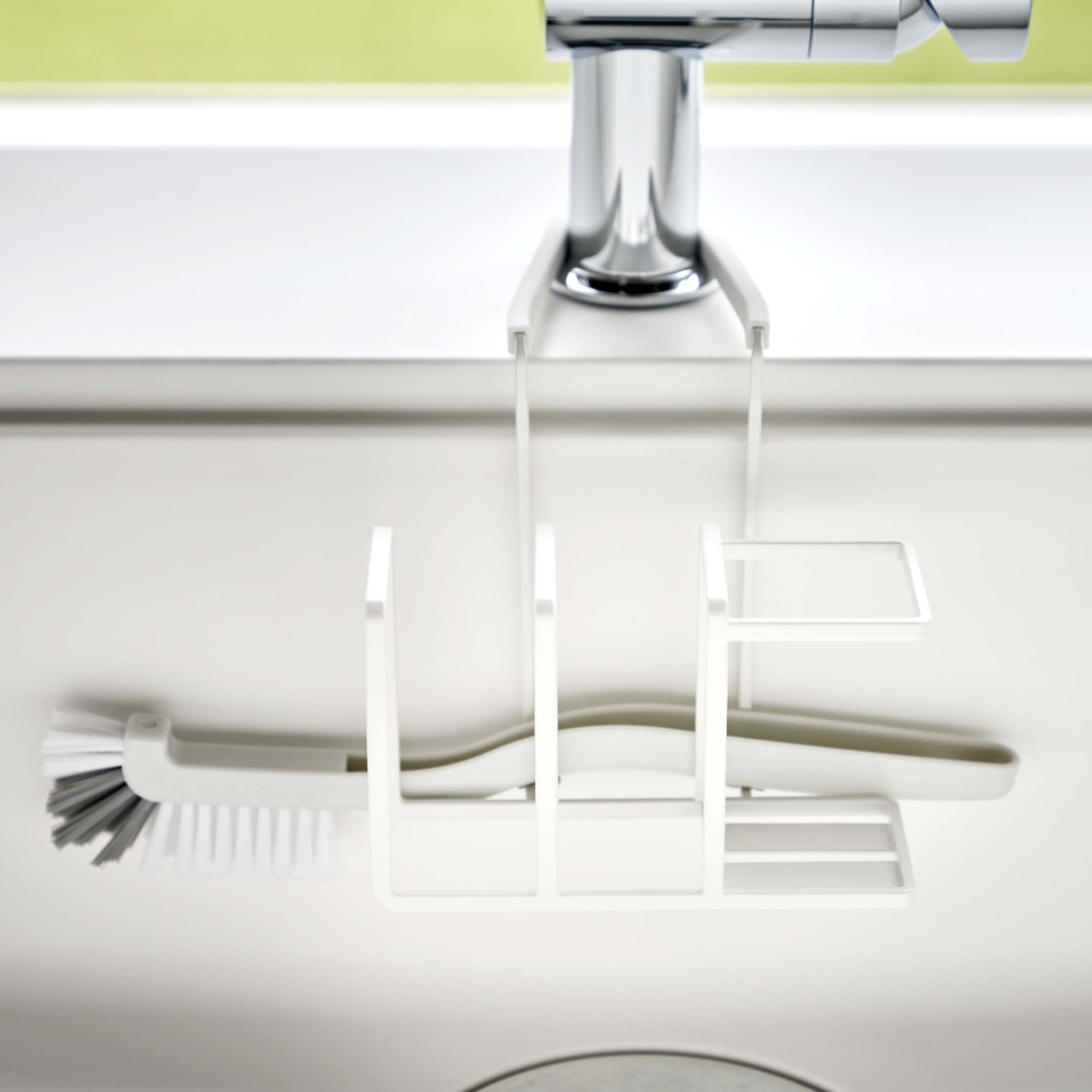 山崎実業 Plate 蛇口にかけるスポンジ&ブラシホルダー プレート ( 4903208050821 プレートシリーズ スポンジ&ブラシホルダー スポンジホルダー ブラシホルダー 蛇口にかける スポンジ ブラシ ホルダー スポンジ置き )
