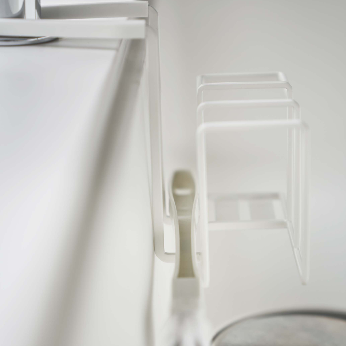 山崎実業 Plate 蛇口にかけるスポンジ&ブラシホルダー プレート ( 4903208050821 プレートシリーズ スポンジ&ブラシホルダー スポンジホルダー ブラシホルダー 蛇口にかける スポンジ ブラシ ホルダー スポンジ置き )