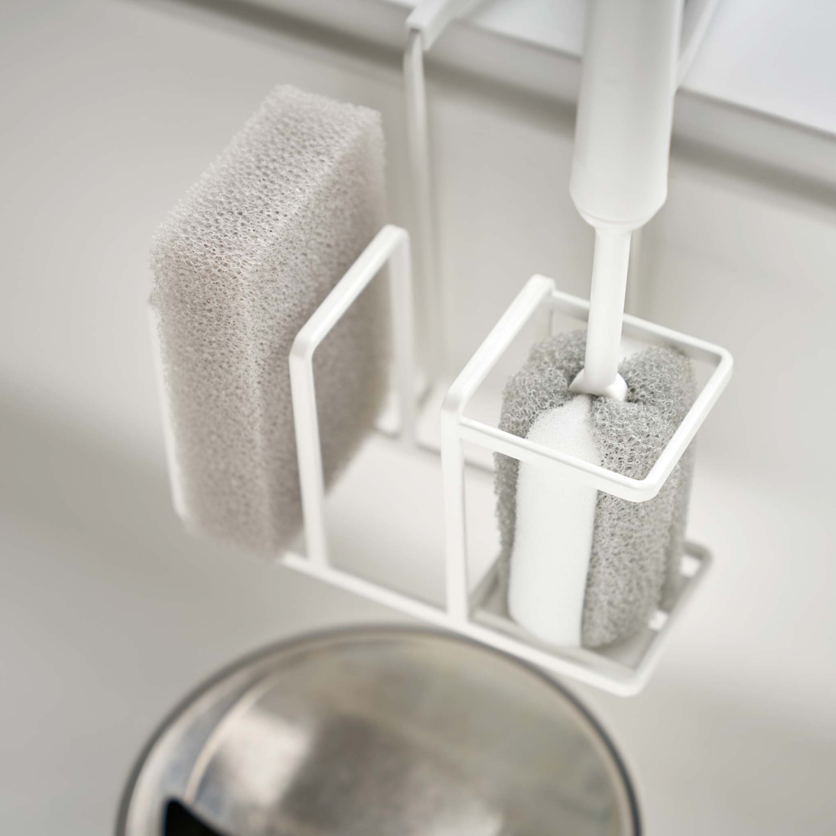 山崎実業 Plate 蛇口にかけるスポンジ&ブラシホルダー プレート ( 4903208050821 プレートシリーズ スポンジ&ブラシホルダー スポンジホルダー ブラシホルダー 蛇口にかける スポンジ ブラシ ホルダー スポンジ置き )