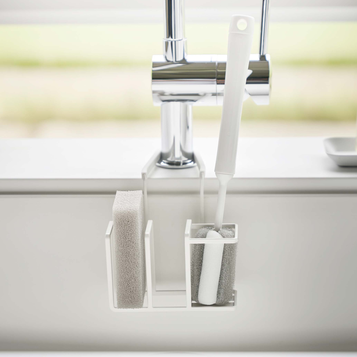 山崎実業 Plate 蛇口にかけるスポンジ&ブラシホルダー プレート ( 4903208050821 プレートシリーズ スポンジ&ブラシホルダー スポンジホルダー ブラシホルダー 蛇口にかける スポンジ ブラシ ホルダー スポンジ置き )
