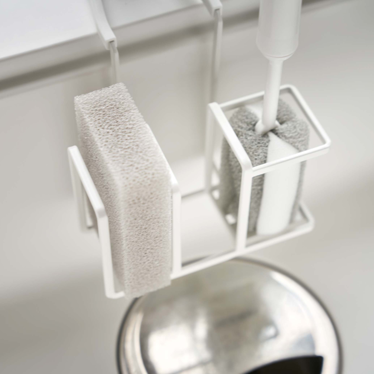 山崎実業 Plate 蛇口にかけるスポンジ&ブラシホルダー プレート ( 4903208050821 プレートシリーズ スポンジ&ブラシホルダー スポンジホルダー ブラシホルダー 蛇口にかける スポンジ ブラシ ホルダー スポンジ置き )