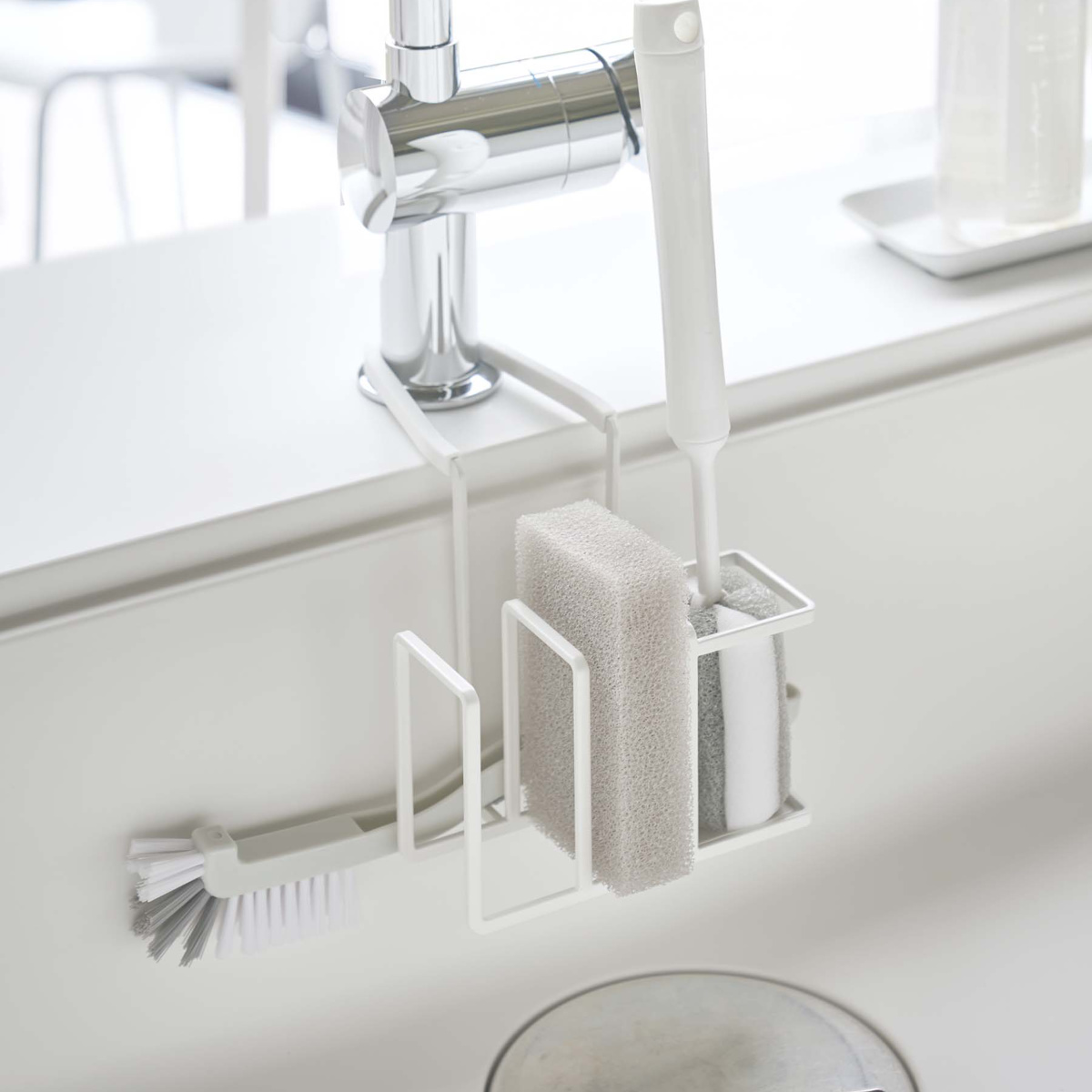 山崎実業 Plate 蛇口にかけるスポンジ&ブラシホルダー プレート ( 4903208050821 プレートシリーズ スポンジ&ブラシホルダー スポンジホルダー ブラシホルダー 蛇口にかける スポンジ ブラシ ホルダー スポンジ置き )