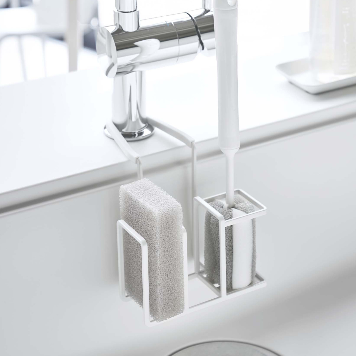 山崎実業 Plate 蛇口にかけるスポンジ&ブラシホルダー プレート ( 4903208050821 プレートシリーズ スポンジ&ブラシホルダー スポンジホルダー ブラシホルダー 蛇口にかける スポンジ ブラシ ホルダー スポンジ置き )