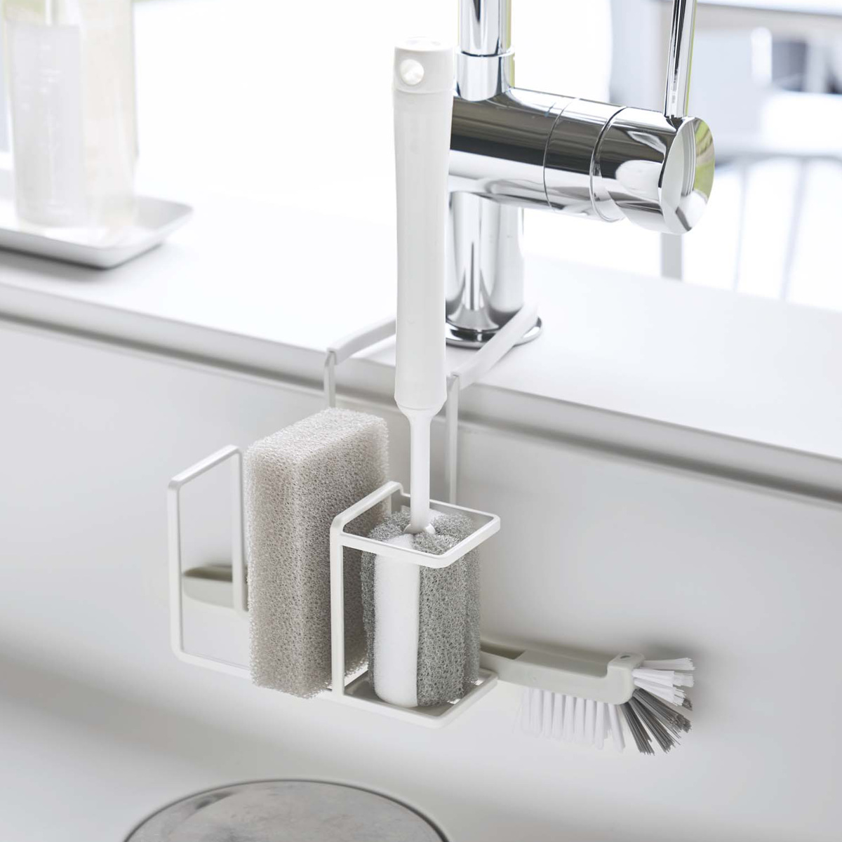 山崎実業 Plate 蛇口にかけるスポンジ&ブラシホルダー プレート ( 4903208050821 プレートシリーズ スポンジ&ブラシホルダー スポンジホルダー ブラシホルダー 蛇口にかける スポンジ ブラシ ホルダー スポンジ置き )