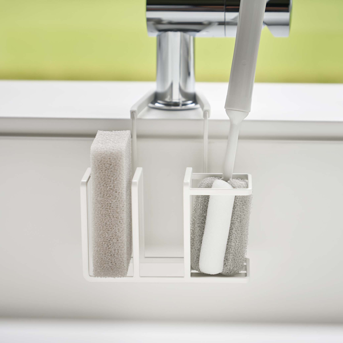 山崎実業 Plate 蛇口にかけるスポンジ&ブラシホルダー プレート ( 4903208050821 プレートシリーズ スポンジ&ブラシホルダー スポンジホルダー ブラシホルダー 蛇口にかける スポンジ ブラシ ホルダー スポンジ置き )