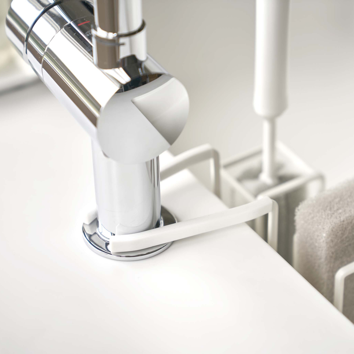 山崎実業 Plate 蛇口にかけるスポンジ&ブラシホルダー プレート ( 4903208050821 プレートシリーズ スポンジ&ブラシホルダー スポンジホルダー ブラシホルダー 蛇口にかける スポンジ ブラシ ホルダー スポンジ置き )