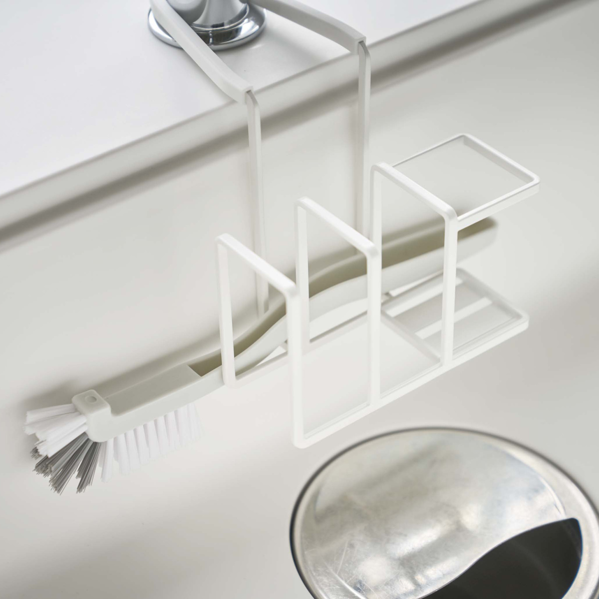山崎実業 Plate 蛇口にかけるスポンジ&ブラシホルダー プレート ( 4903208050821 プレートシリーズ スポンジ&ブラシホルダー スポンジホルダー ブラシホルダー 蛇口にかける スポンジ ブラシ ホルダー スポンジ置き )