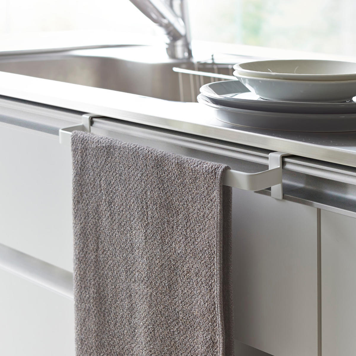 山崎実業 Plate タオルハンガー プレート ワイド ( 4903208027946 プレートシリーズ タオルバー ふきん掛け タオルホルダー 引っ掛け ドア用 タオル ハンガー キッチン収納 キッチンハンガー キッチン 収納 大きめ )