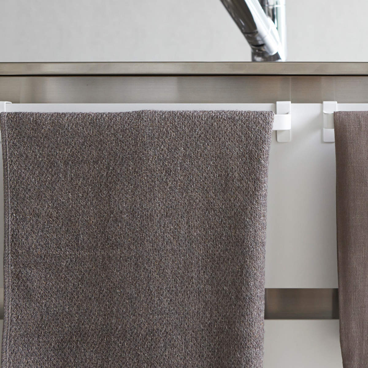 山崎実業 Plate タオルハンガー プレート ワイド ( 4903208027946 プレートシリーズ タオルバー ふきん掛け タオルホルダー 引っ掛け ドア用 タオル ハンガー キッチン収納 キッチンハンガー キッチン 収納 大きめ )