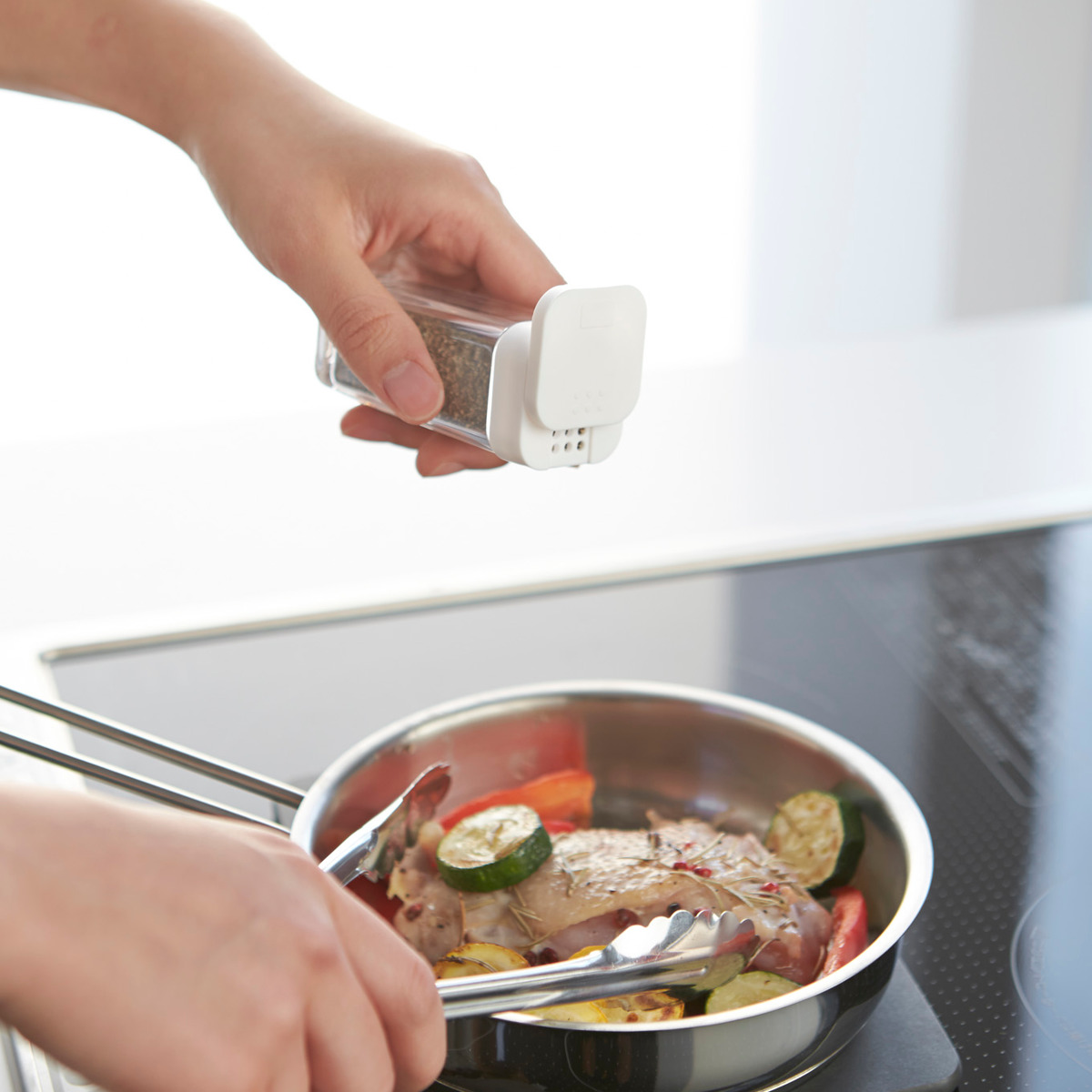 山崎実業 AQUA スパイスボトル アクア ( 4903208028806 アクアシリーズ 調味料入れ 調味料ボトル 調味料容器 スパイス ボトル 片手 スライド 調味料 容器 保存 )