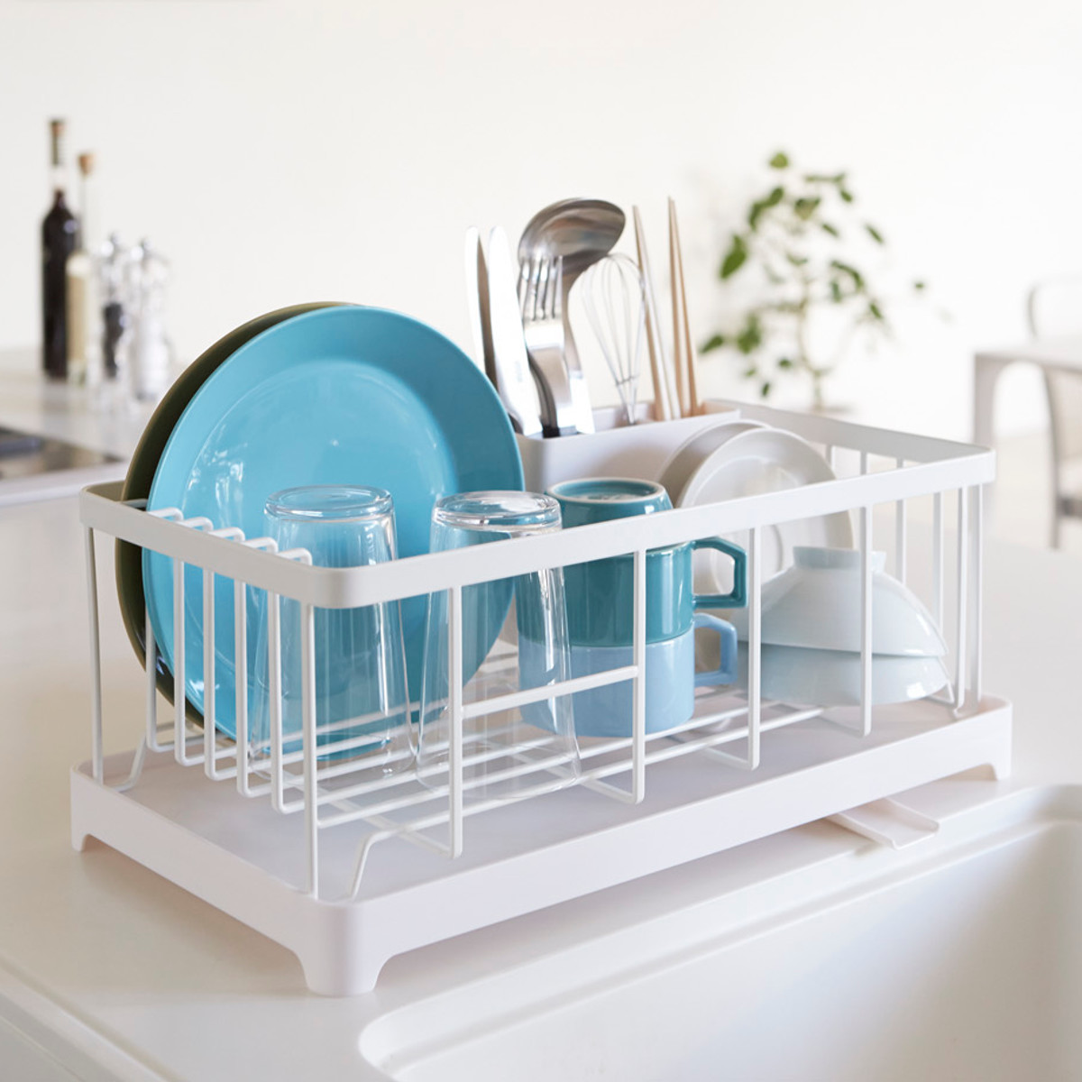 山崎実業 AQUA 水切りワイヤーバスケット アクア ( 4903208028981 アクアシリーズ 水切り ワイヤーバスケット 水切りかご 水切りラック 水切りバスケット 水切りカゴ カトラリーポケット付き 自動排水 食器 キッチン 収納 皿 乾燥 )