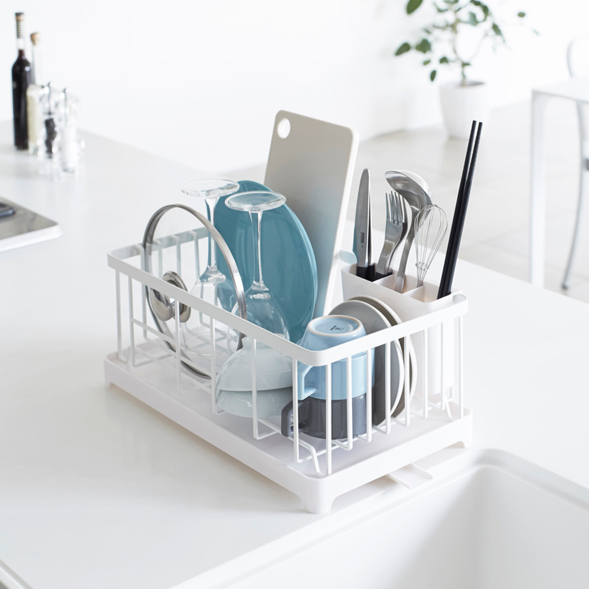 山崎実業 AQUA 水切りワイヤーバスケット アクア ( 4903208028981 アクアシリーズ 水切り ワイヤーバスケット 水切りかご 水切りラック 水切りバスケット 水切りカゴ カトラリーポケット付き 自動排水 食器 キッチン 収納 皿 乾燥 )