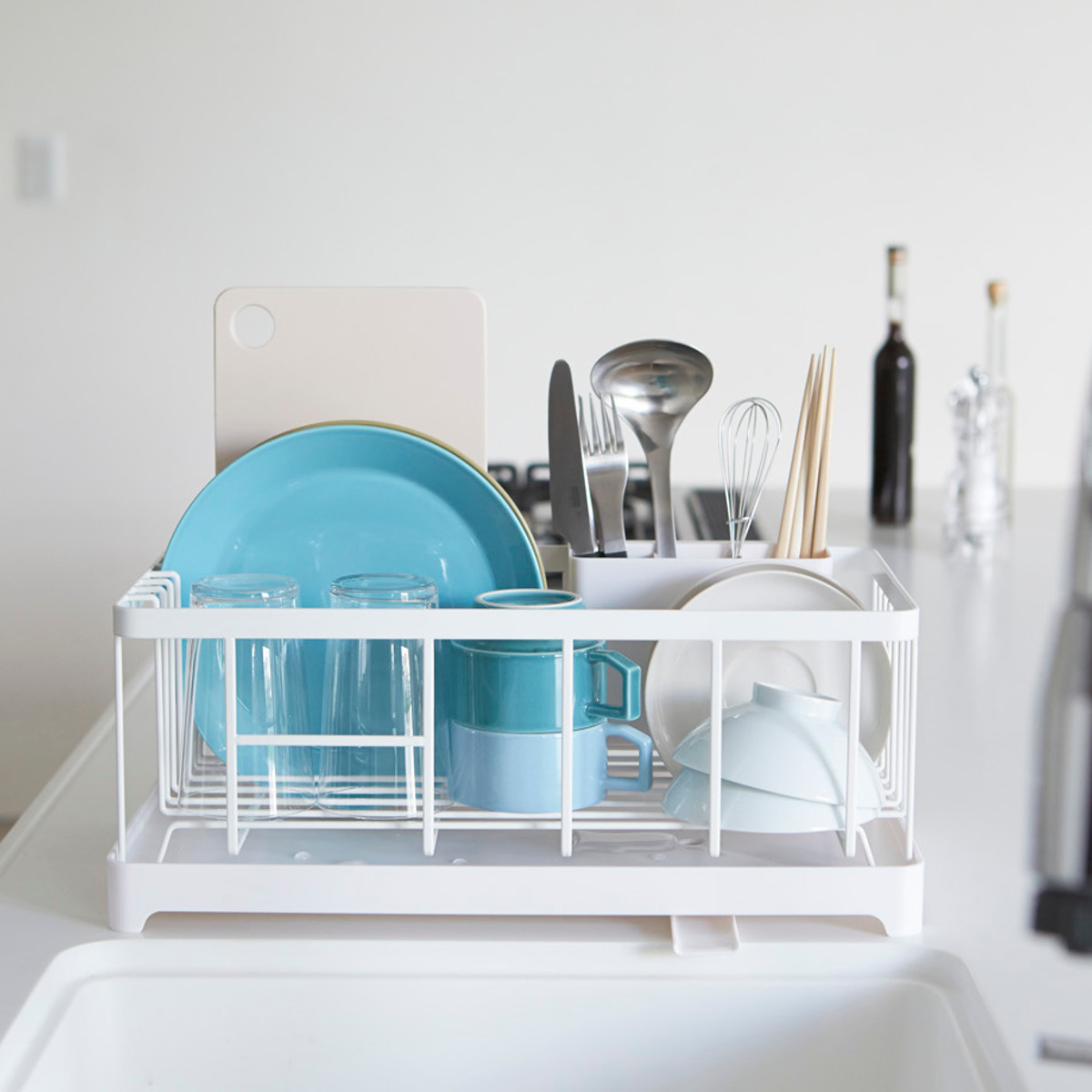 山崎実業 AQUA 水切りワイヤーバスケット アクア ( 4903208028981 アクアシリーズ 水切り ワイヤーバスケット 水切りかご 水切りラック 水切りバスケット 水切りカゴ カトラリーポケット付き 自動排水 食器 キッチン 収納 皿 乾燥 )