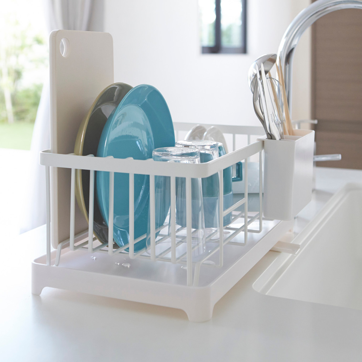 山崎実業 AQUA 水切りワイヤーバスケット アクア ( 4903208028981 アクアシリーズ 水切り ワイヤーバスケット 水切りかご 水切りラック 水切りバスケット 水切りカゴ カトラリーポケット付き 自動排水 食器 キッチン 収納 皿 乾燥 )