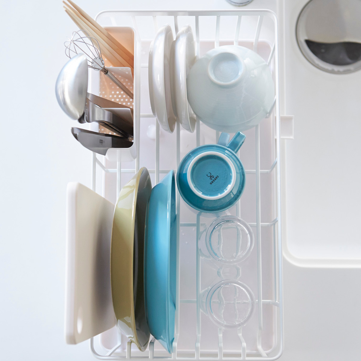 山崎実業 AQUA 水切りワイヤーバスケット アクア ( 4903208028981 アクアシリーズ 水切り ワイヤーバスケット 水切りかご 水切りラック 水切りバスケット 水切りカゴ カトラリーポケット付き 自動排水 食器 キッチン 収納 皿 乾燥 )