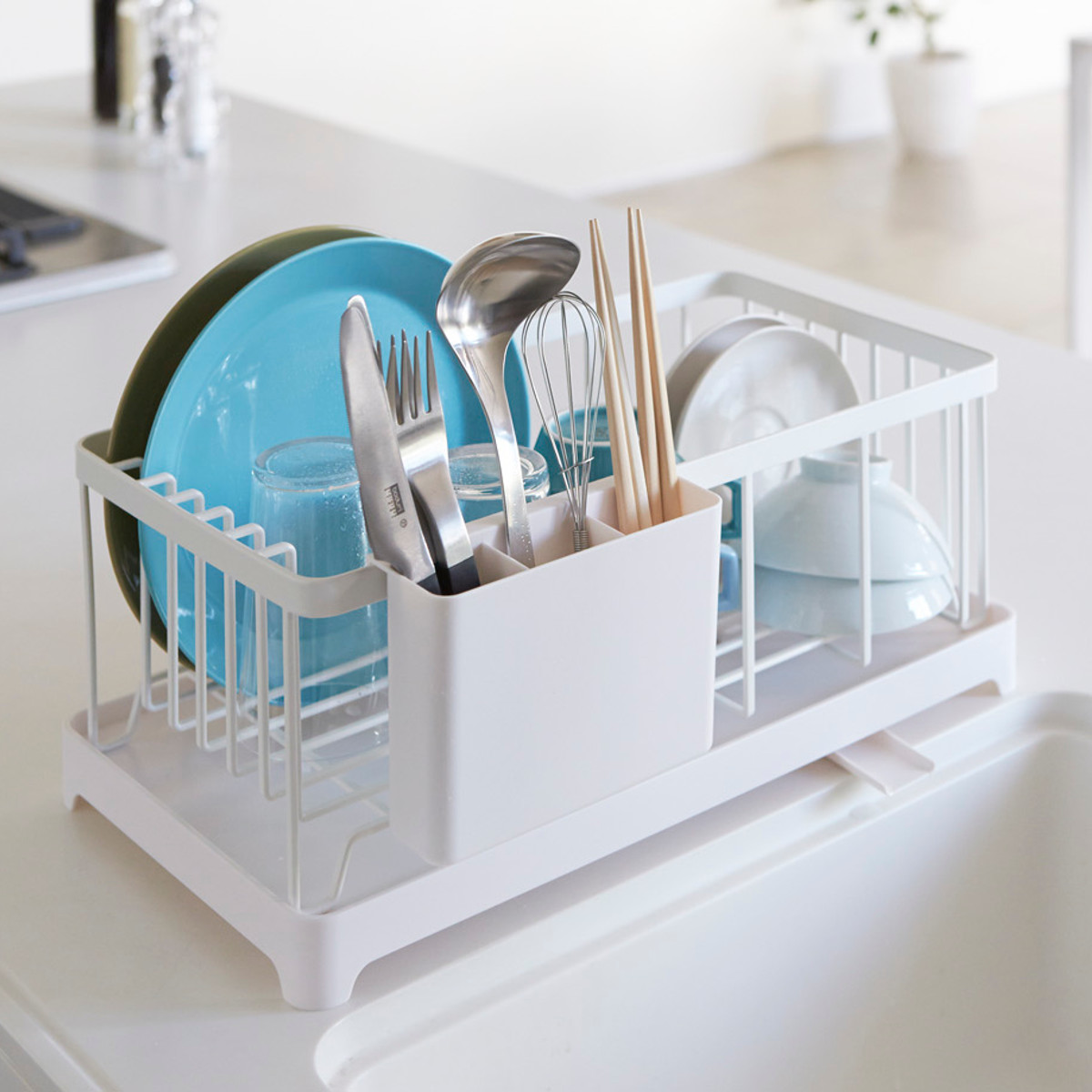 山崎実業 AQUA 水切りワイヤーバスケット アクア ( 4903208028981 アクアシリーズ 水切り ワイヤーバスケット 水切りかご 水切りラック 水切りバスケット 水切りカゴ カトラリーポケット付き 自動排水 食器 キッチン 収納 皿 乾燥 )