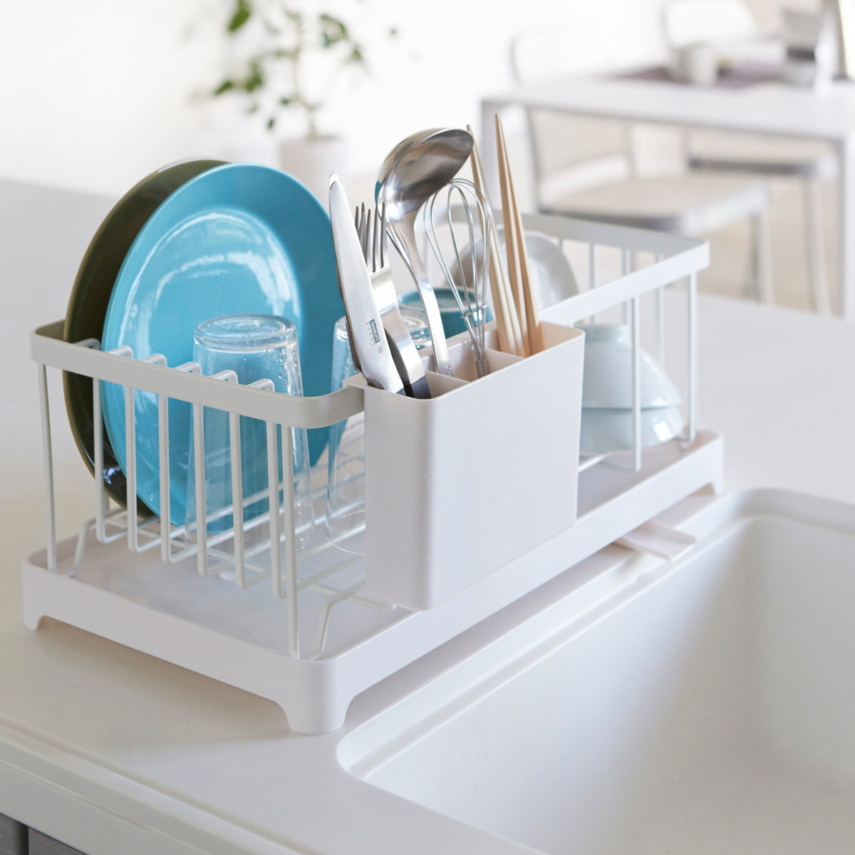 山崎実業 AQUA 水切りワイヤーバスケット アクア ( 4903208028981 アクアシリーズ 水切り ワイヤーバスケット 水切りかご 水切りラック 水切りバスケット 水切りカゴ カトラリーポケット付き 自動排水 食器 キッチン 収納 皿 乾燥 )