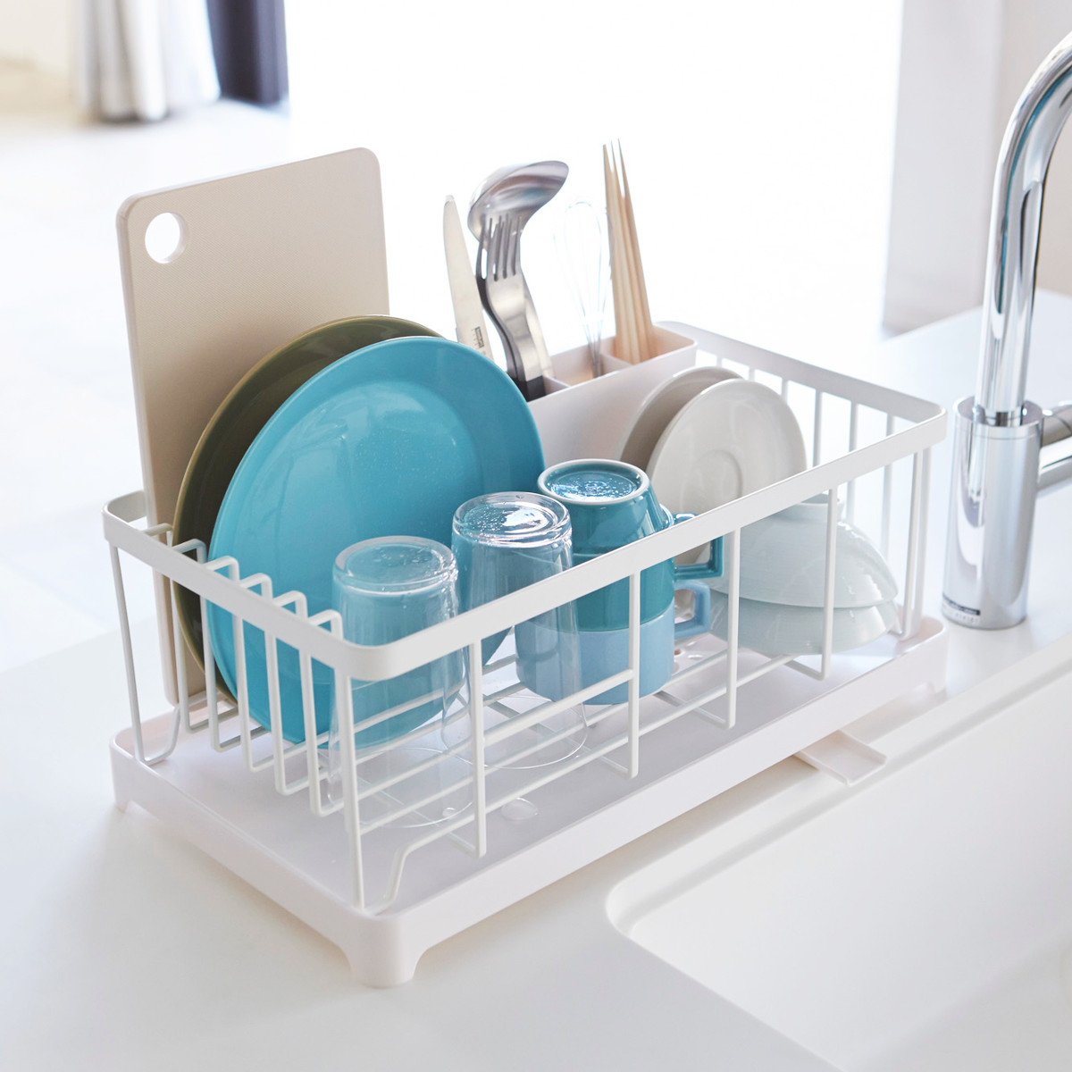 山崎実業 AQUA 水切りワイヤーバスケット アクア ( 4903208028981 アクアシリーズ 水切り ワイヤーバスケット 水切りかご 水切りラック 水切りバスケット 水切りカゴ カトラリーポケット付き 自動排水 食器 キッチン 収納 皿 乾燥 )