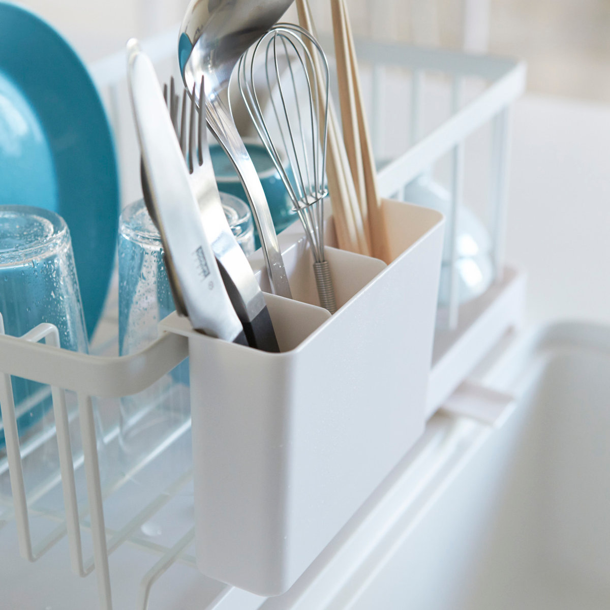 山崎実業 AQUA 水切りワイヤーバスケット アクア ( 4903208028981 アクアシリーズ 水切り ワイヤーバスケット 水切りかご 水切りラック 水切りバスケット 水切りカゴ カトラリーポケット付き 自動排水 食器 キッチン 収納 皿 乾燥 )