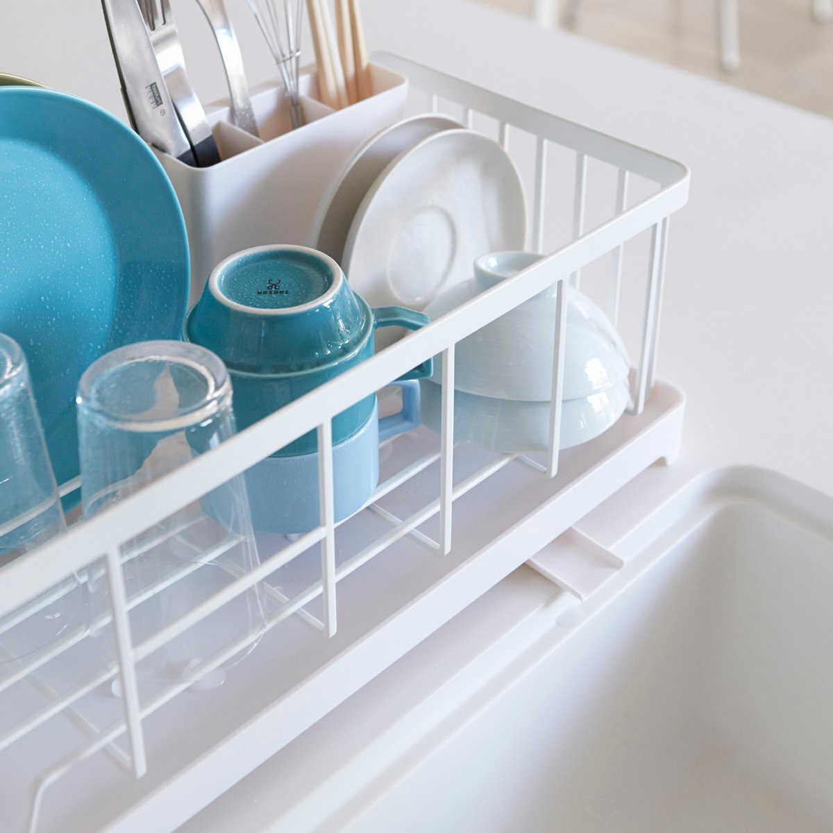 山崎実業 AQUA 水切りワイヤーバスケット アクア ( 4903208028981 アクアシリーズ 水切り ワイヤーバスケット 水切りかご 水切りラック 水切りバスケット 水切りカゴ カトラリーポケット付き 自動排水 食器 キッチン 収納 皿 乾燥 )