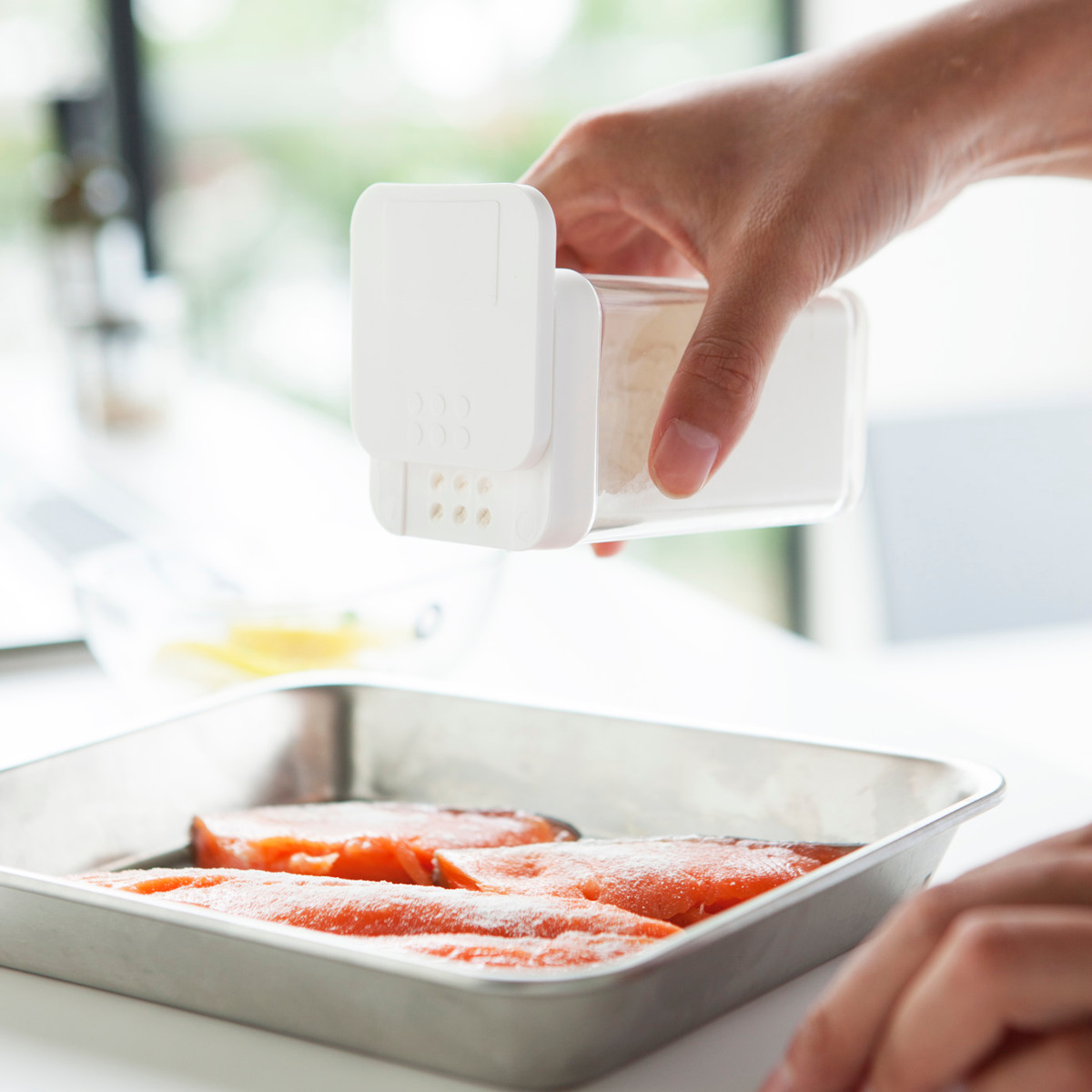 山崎実業 AQUA 小麦粉&スパイスボトル アクア ( 4903208032315 アクアシリーズ 小麦粉ボトル スパイスボトル 調味料ボトル 調味料容器 調味料ケース 調味料ストッカー スパイス ボトル 片手 スライド 調味料 スプーン付き )