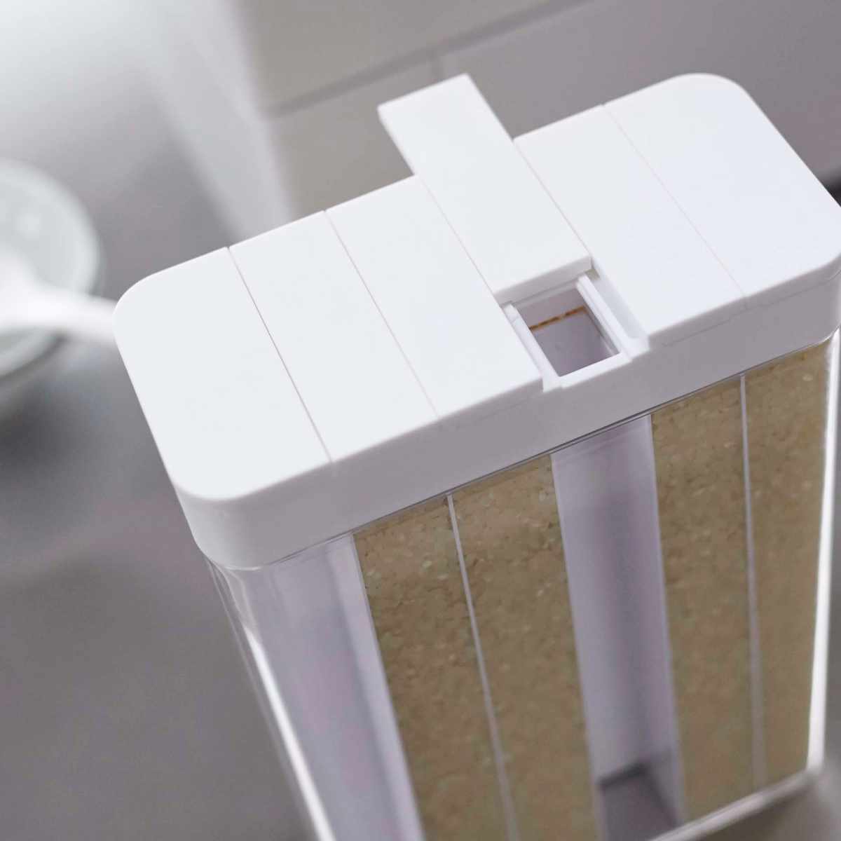 山崎実業 Plate 1合分別 冷蔵庫用米びつ プレート ホワイト ( 4903208038225 プレートシリーズ 米びつ 米櫃 ライスストッカー 計量 1.8kg 12合 1合分ずつ 分別 保存容器 こめびつ ライスボックス ストックケース ドアポケット用 )