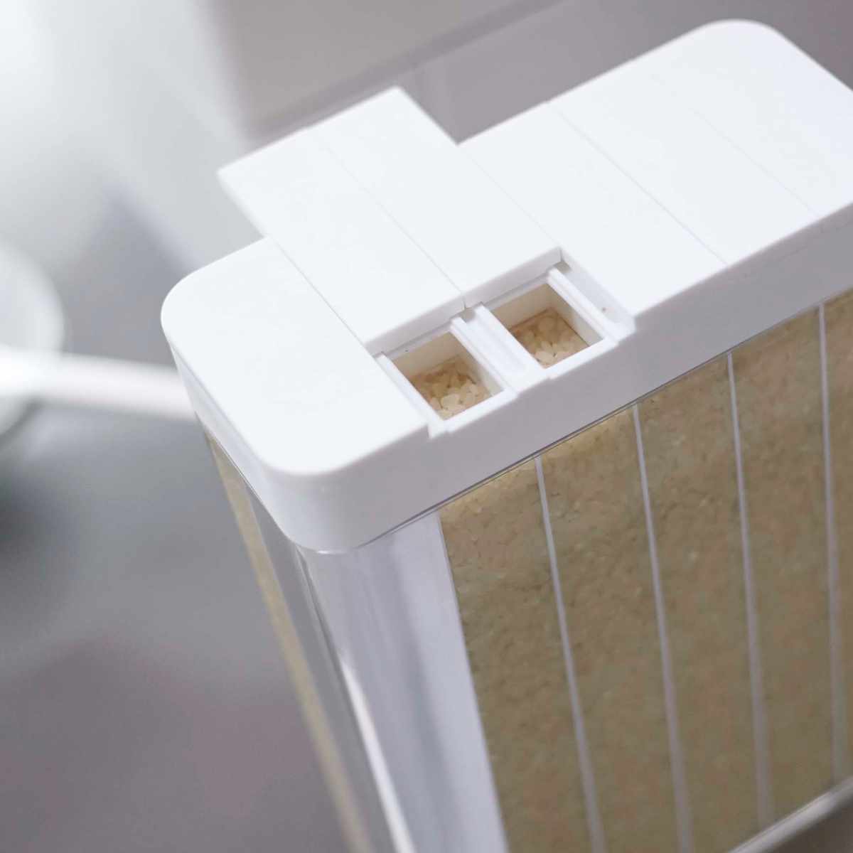 山崎実業 Plate 1合分別 冷蔵庫用米びつ プレート ホワイト ( 4903208038225 プレートシリーズ 米びつ 米櫃 ライスストッカー 計量 1.8kg 12合 1合分ずつ 分別 保存容器 こめびつ ライスボックス ストックケース ドアポケット用 )