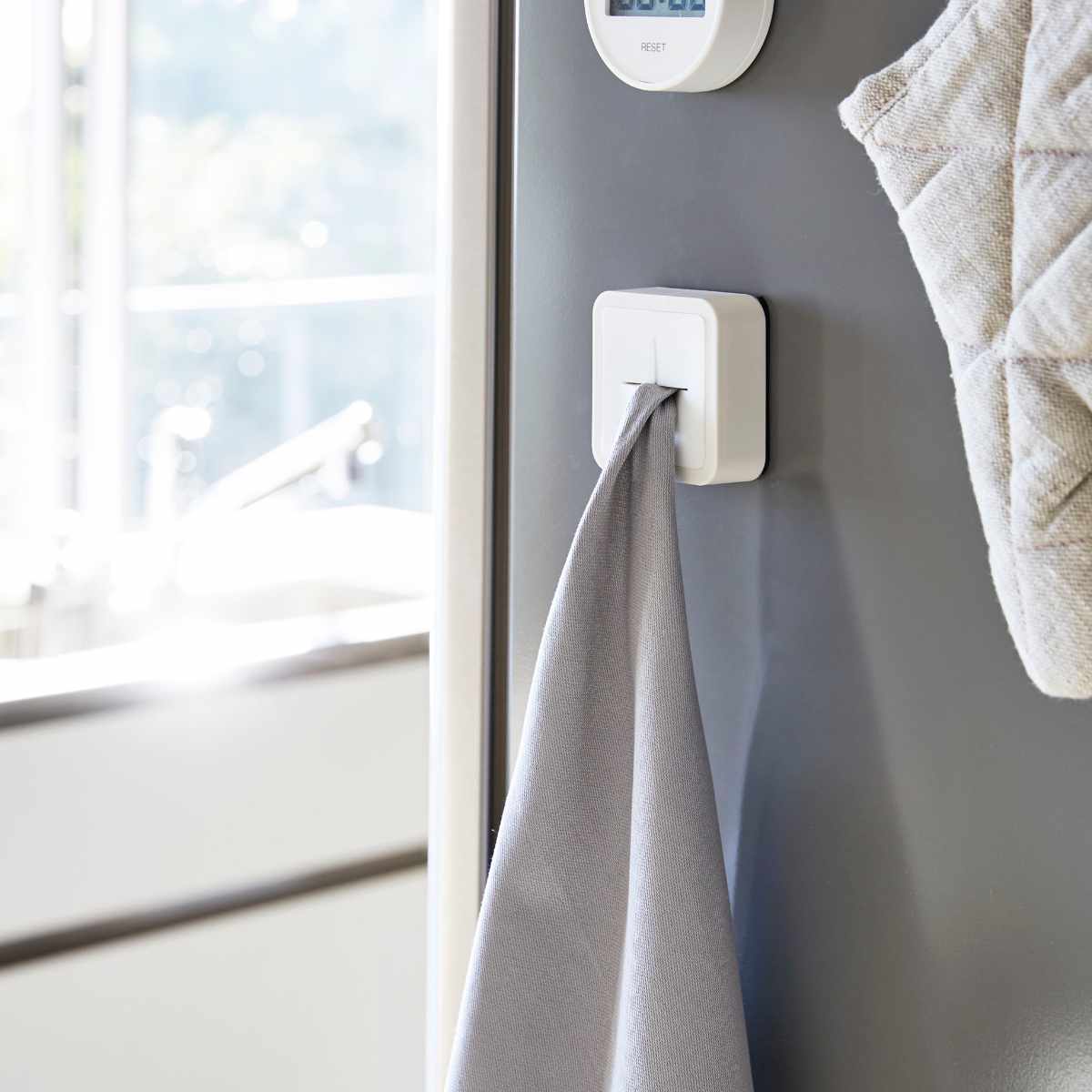 山崎実業 AQUA マグネットキッチンタオルホルダー アクア ホワイト ( 4903208041331 アクアシリーズ タオル掛け マグネット 冷蔵庫収納 タオルホルダー ふきん掛け キッチンタオルホルダー マグネットタイプ 磁石 タオルハンガー )