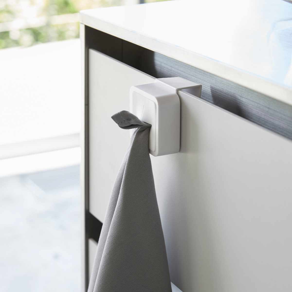 山崎実業 AQUA シンク扉タオルホルダー アクア ホワイト ( 4903208041362 アクアシリーズ タオルホルダー ふきん掛け 吊戸棚 シンク扉 タオルハンガー タオル ホルダー キッチン雑貨 )