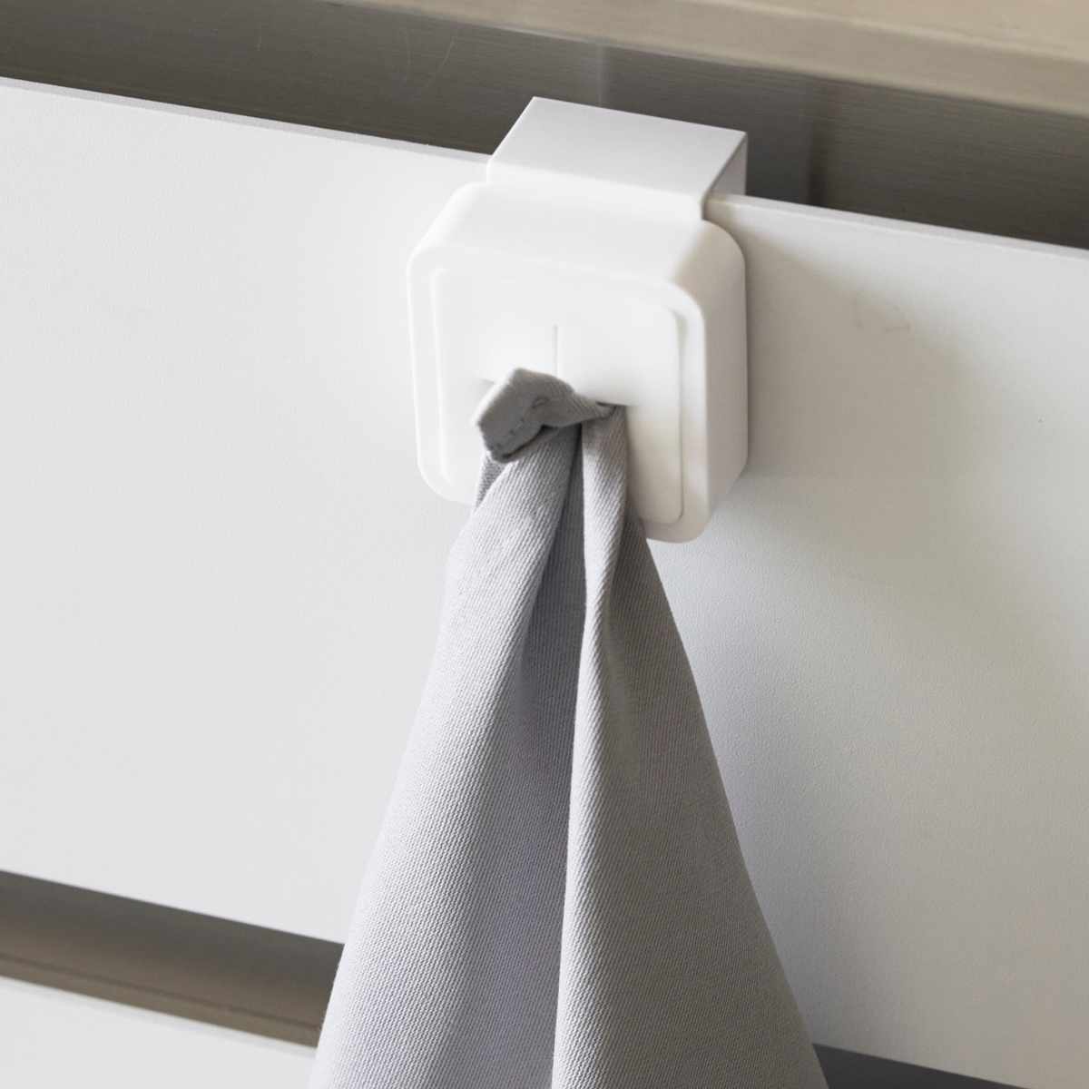 山崎実業 AQUA シンク扉タオルホルダー アクア ホワイト ( 4903208041362 アクアシリーズ タオルホルダー ふきん掛け 吊戸棚 シンク扉 タオルハンガー タオル ホルダー キッチン雑貨 )