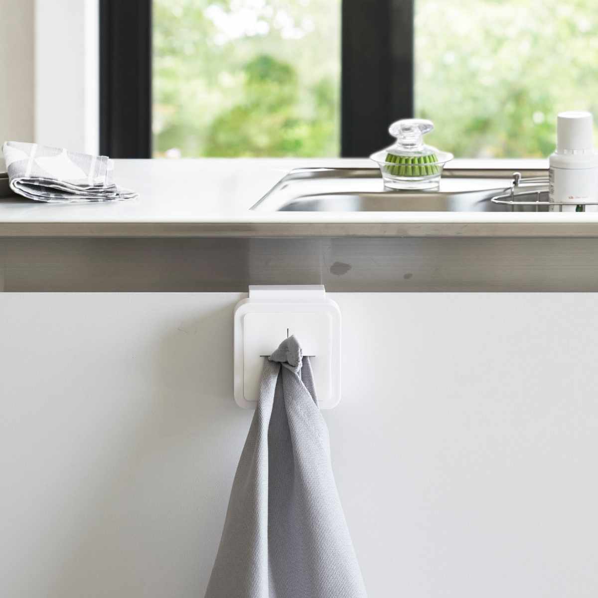 山崎実業 AQUA シンク扉タオルホルダー アクア ホワイト ( 4903208041362 アクアシリーズ タオルホルダー ふきん掛け 吊戸棚 シンク扉 タオルハンガー タオル ホルダー キッチン雑貨 )