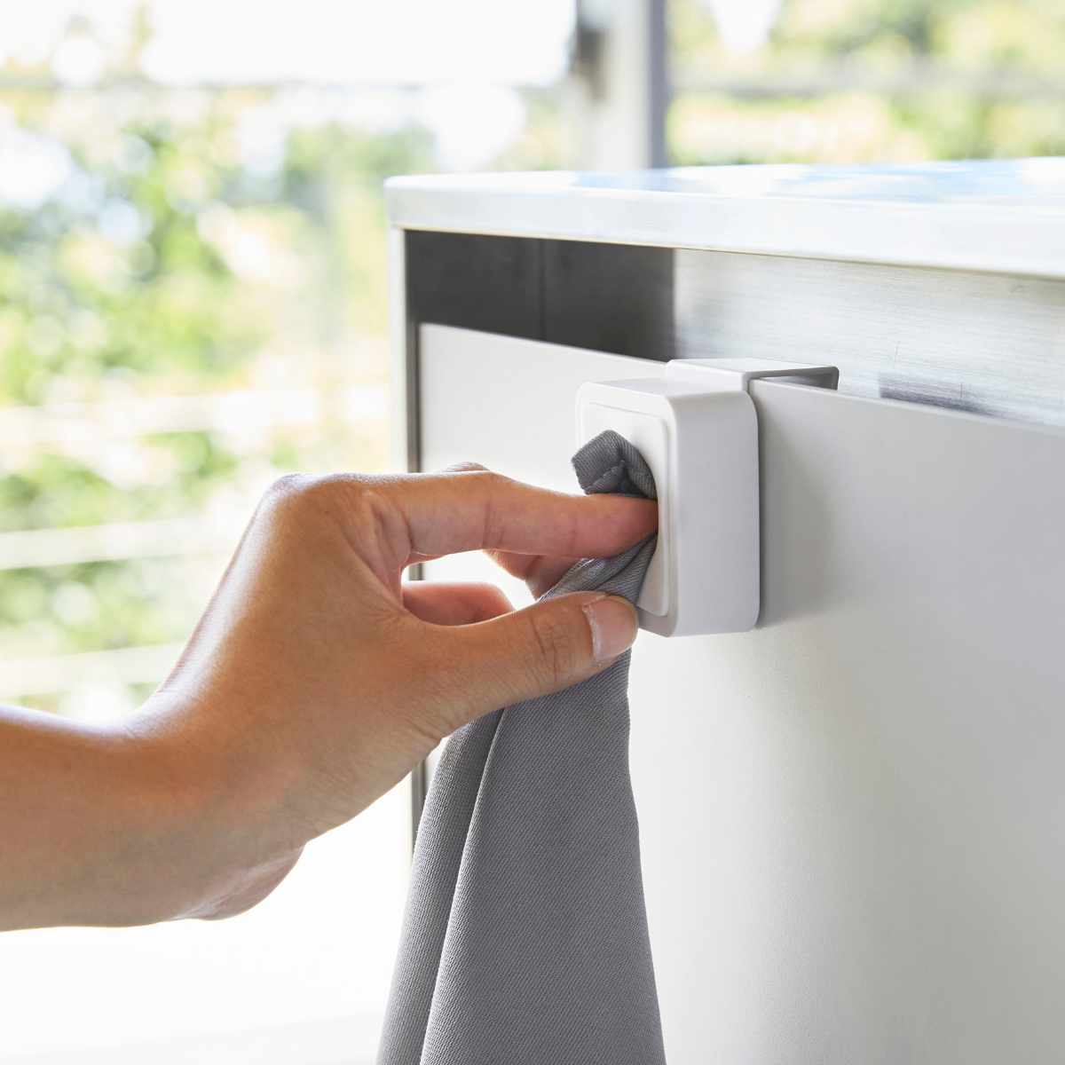 山崎実業 AQUA シンク扉タオルホルダー アクア ホワイト ( 4903208041362 アクアシリーズ タオルホルダー ふきん掛け 吊戸棚 シンク扉 タオルハンガー タオル ホルダー キッチン雑貨 )