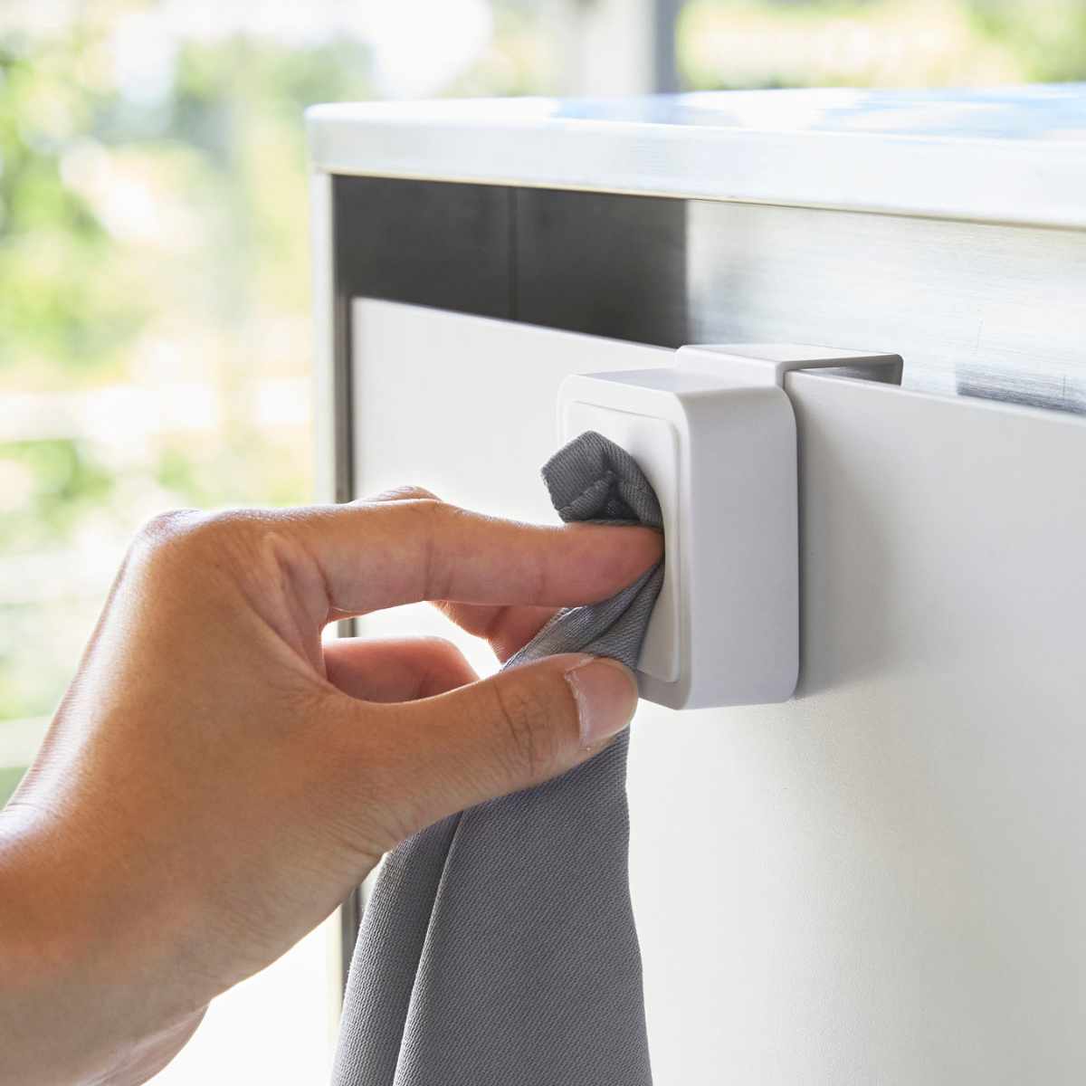 山崎実業 AQUA シンク扉タオルホルダー アクア ホワイト ( 4903208041362 アクアシリーズ タオルホルダー ふきん掛け 吊戸棚 シンク扉 タオルハンガー タオル ホルダー キッチン雑貨 )