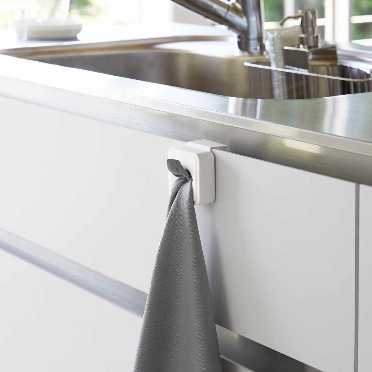 山崎実業 AQUA シンク扉タオルホルダー アクア ホワイト ( 4903208041362 アクアシリーズ タオルホルダー ふきん掛け 吊戸棚 シンク扉 タオルハンガー タオル ホルダー キッチン雑貨 )