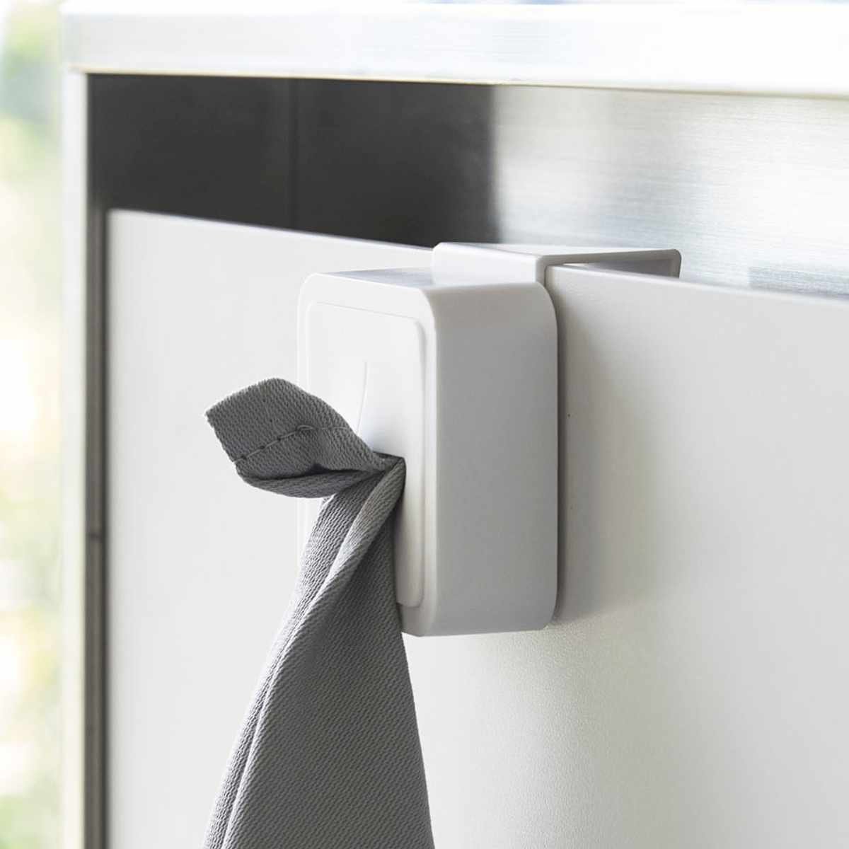 山崎実業 AQUA シンク扉タオルホルダー アクア ホワイト ( 4903208041362 アクアシリーズ タオルホルダー ふきん掛け 吊戸棚 シンク扉 タオルハンガー タオル ホルダー キッチン雑貨 )