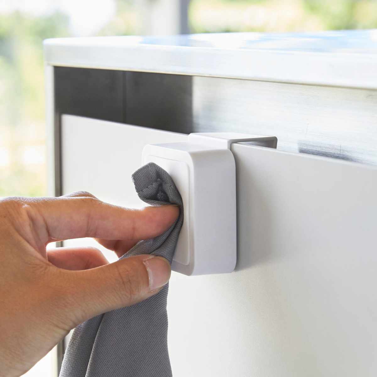 山崎実業 AQUA シンク扉タオルホルダー アクア ホワイト ( 4903208041362 アクアシリーズ タオルホルダー ふきん掛け 吊戸棚 シンク扉 タオルハンガー タオル ホルダー キッチン雑貨 )